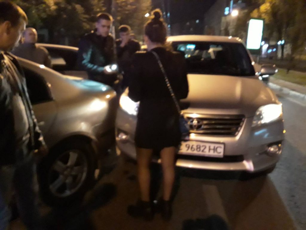 Біля нічного клубу у Львові після скоєння ДТП дівчина втікаючи на позашляховику збила юнака