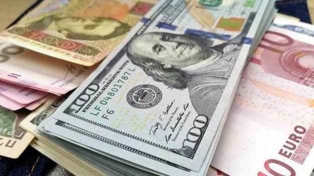 Банкам в Україні дозволили продавати готівкову валюту за безготівкову гривню в платіжних терміналах