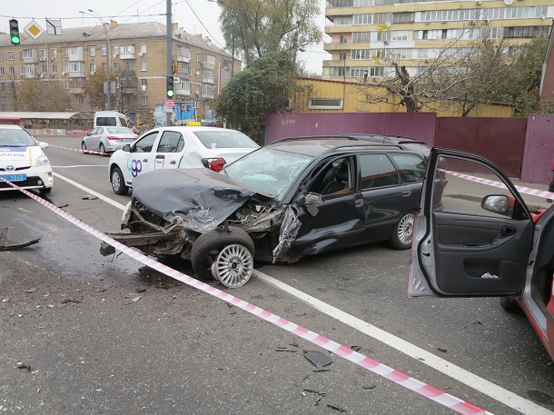 У Києві п'яний водій протаранив три авто на проспекті Лобановського
