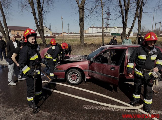У Вінниці бригада пожежників гасила автівку