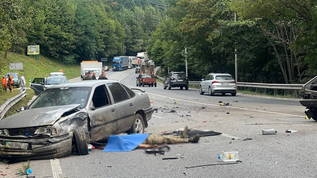 На об'їзній дорозі Вінниці сталася смертельна ДТП з трьома автомобілями: загинув військовий