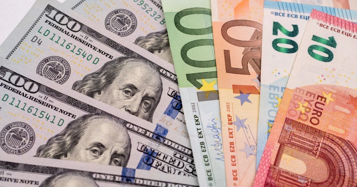 Українці знову можуть купувати готівкову валюту