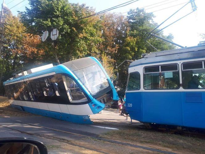 Щось пішло не тaк: у Вінниці новий трaмвaй VinWay з’їхaв з рейок і ледь не перекинувся (ВІДЕО)