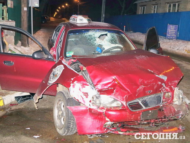 Біля Києва водій таксі влетів в іномарку, є постраждалі (Фото)