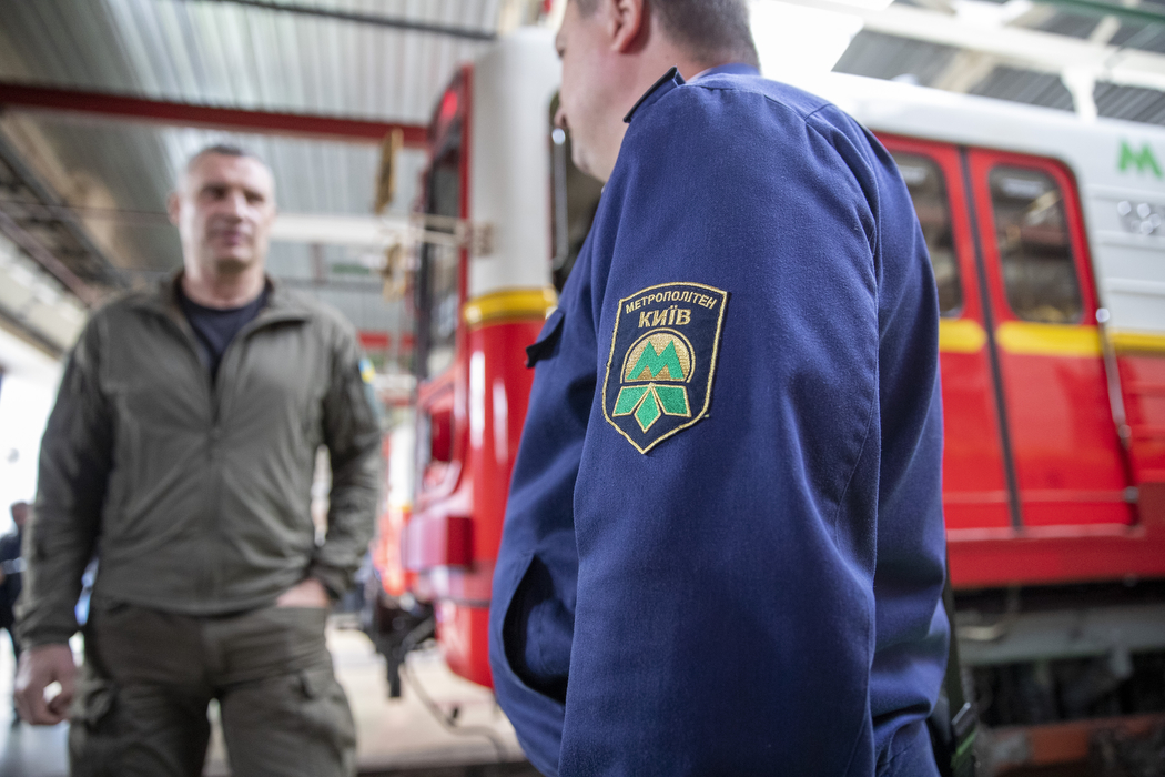 Кличко проїхався вже у третьому потязі з вагонів метро, які Київ отримав від Варшави. Відсьогодні потяг курсує зеленою гілкою столичної підземки