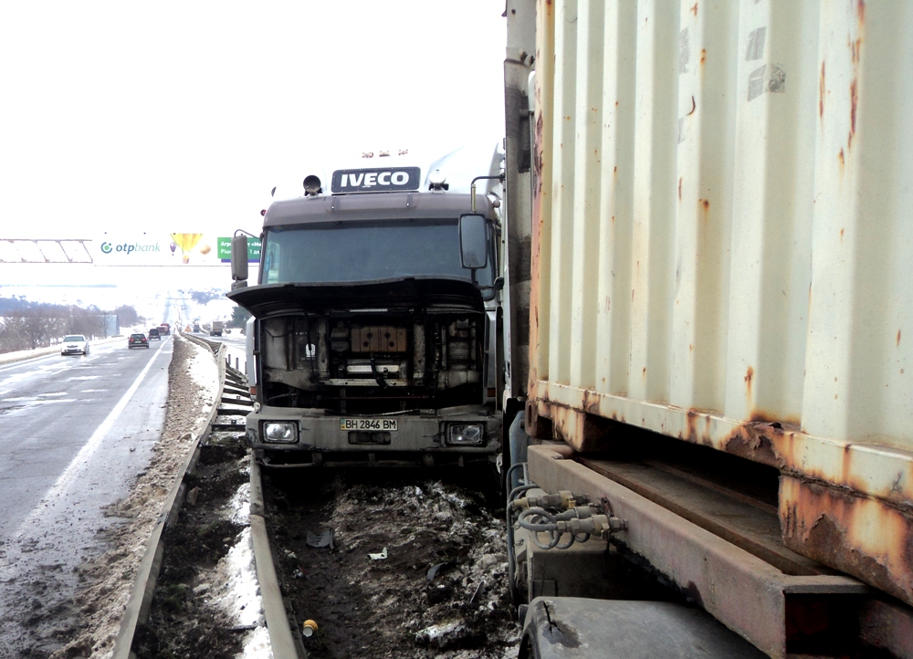 В Ивановском районе на трассе столкнулись три грузовика