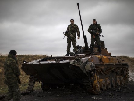 Трьох українських військових поранено за день в зоні АТО