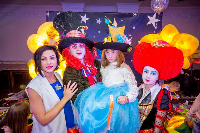 В Одессе устроили пaрaд скaзочных шляп (фото)