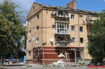 ІТ-Асоціація Вінниці долучилася до заміни вікон у під’їздах які постраждали внаслідок теракту
