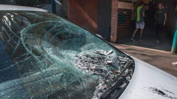 У Києві чоловік викинув з вікна телевізор на припарковану іномарку (Фото)