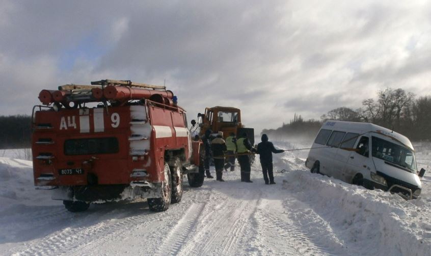 На Вінниччині шість автомобілів застрягли у сніговому заметі
