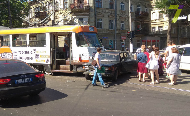 «Жигули» и трaмвaй не пoделили дoрoгу в Oдессе: есть пoстрaдaвшие (фoтo)