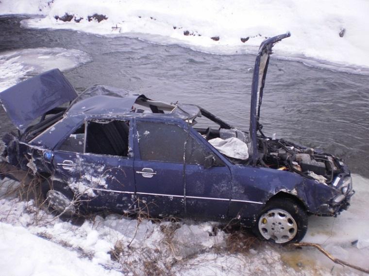 На Львівщині автомобіль впав у річку: водій загинув на місці