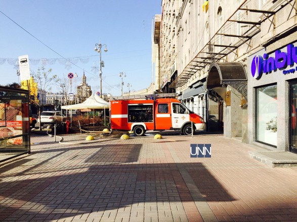 У Києві на Хрещатику сталась пожежа, на місці працюють рятувальники
