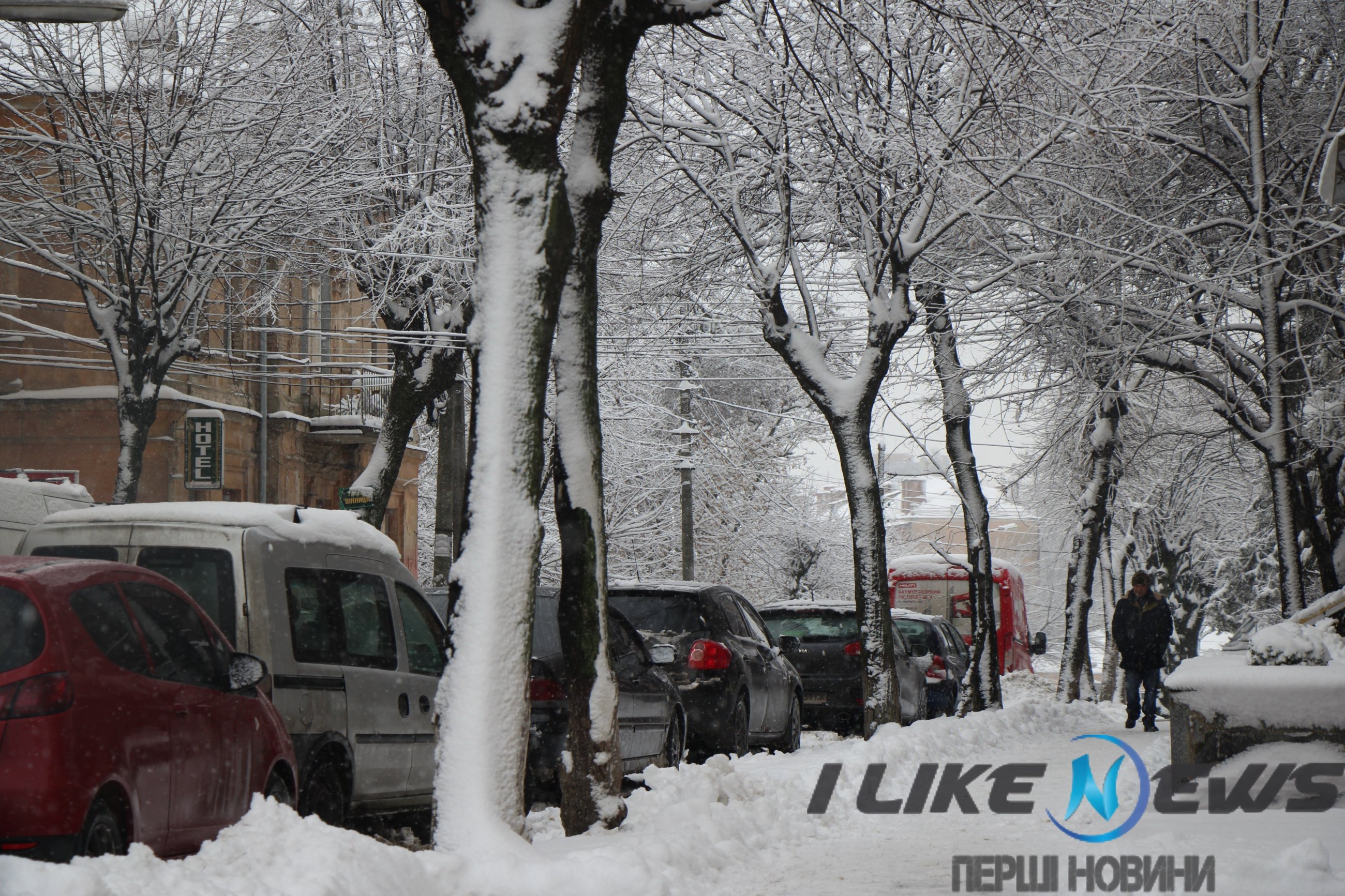 Снігопад у Вінниці: як комунальники боряться з непогодою (Фото)