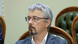 Ткаченко анонсував нові вимоги для виїзду за кордон митців