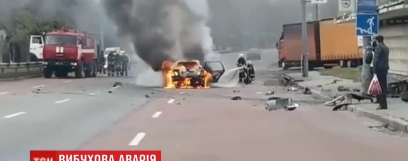 ДТП чи теракт: у столиці вибухнув автомобіль (Відео)