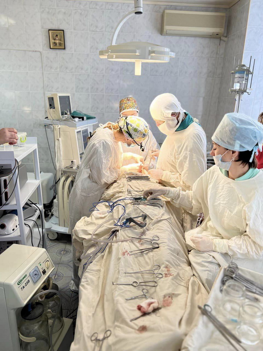 У Подільському онкоцентрі пацієнтці замінили частину щелепи титановим імплантом