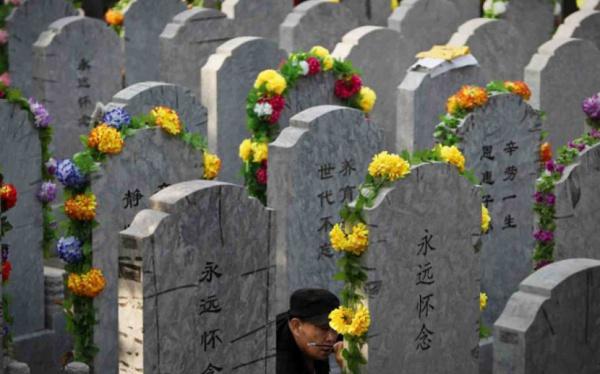 У Китаї заборонили традиційні похорони