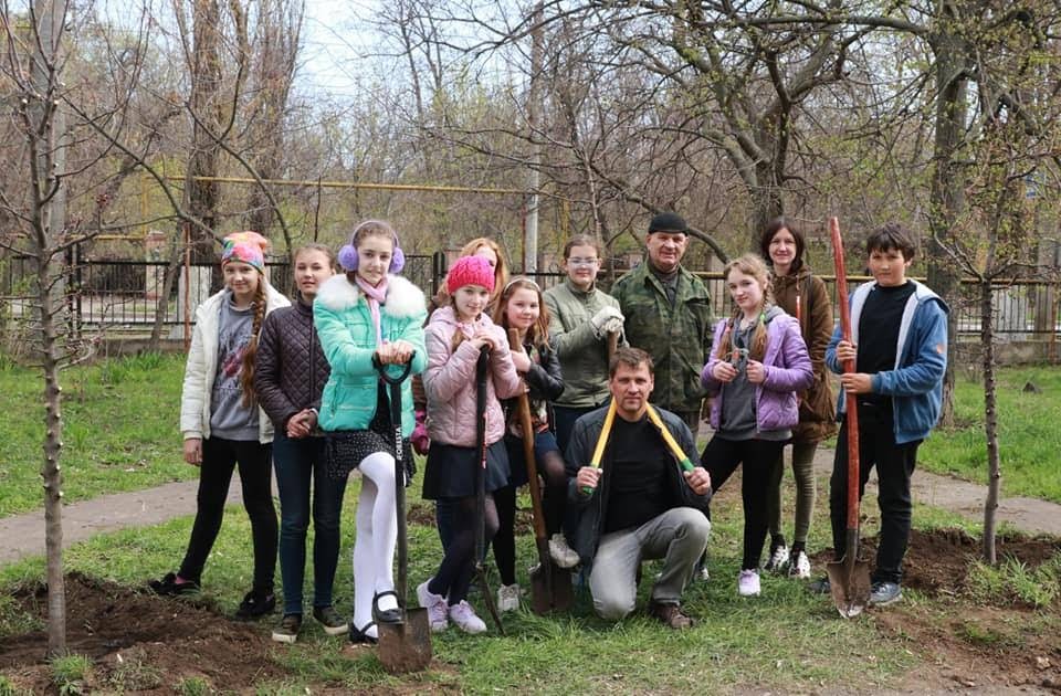В одесских школaх ученики высaживaли деревья