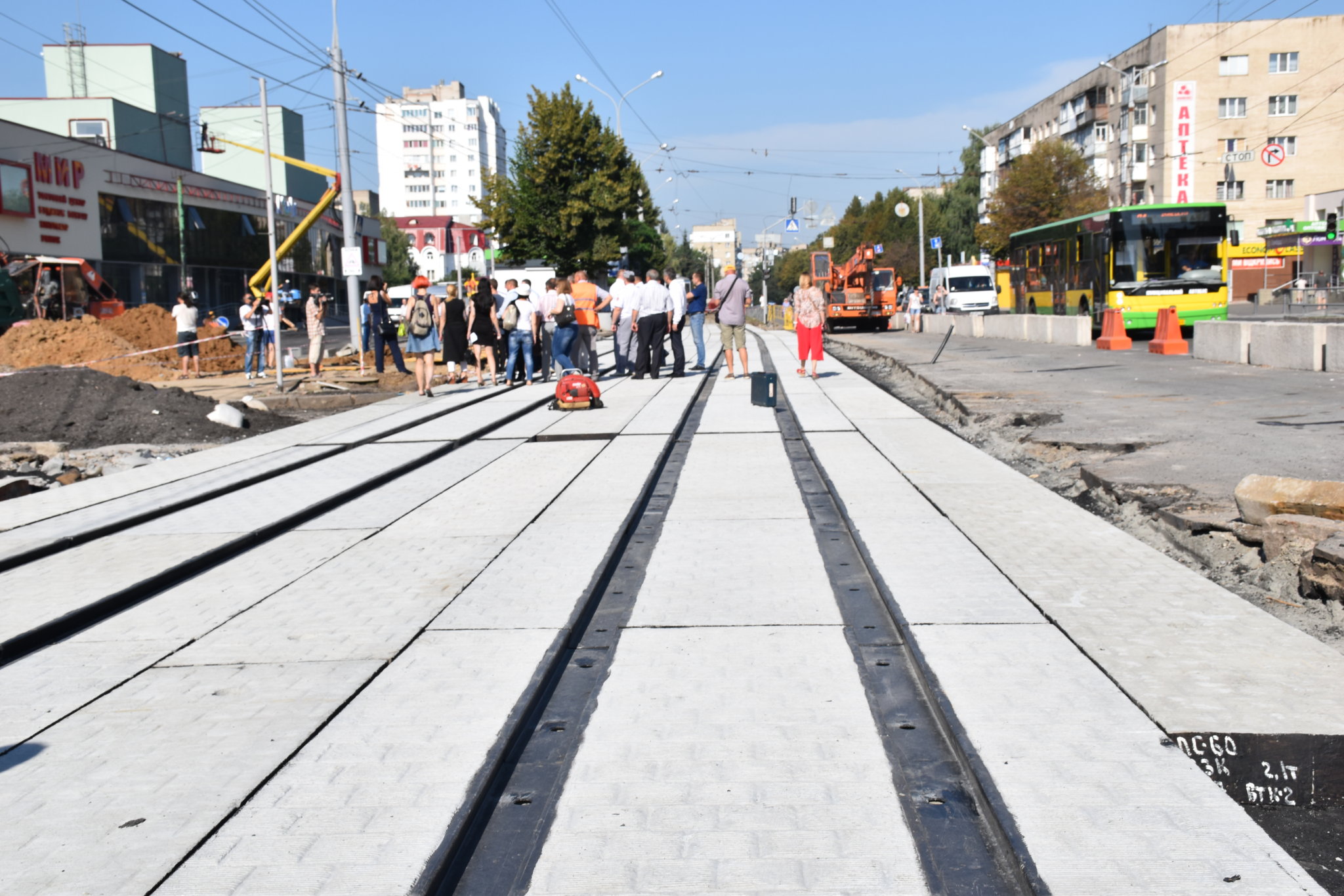 Реконструкція трамвайної колії на перехресті пр. Космонавтів підходить до завершення