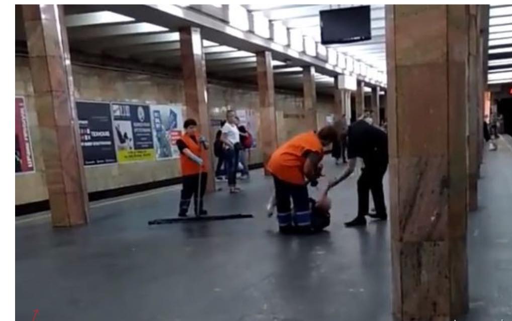 Жорстоке побиття чоловіка у метро Києва: з'явилась реакція МВС