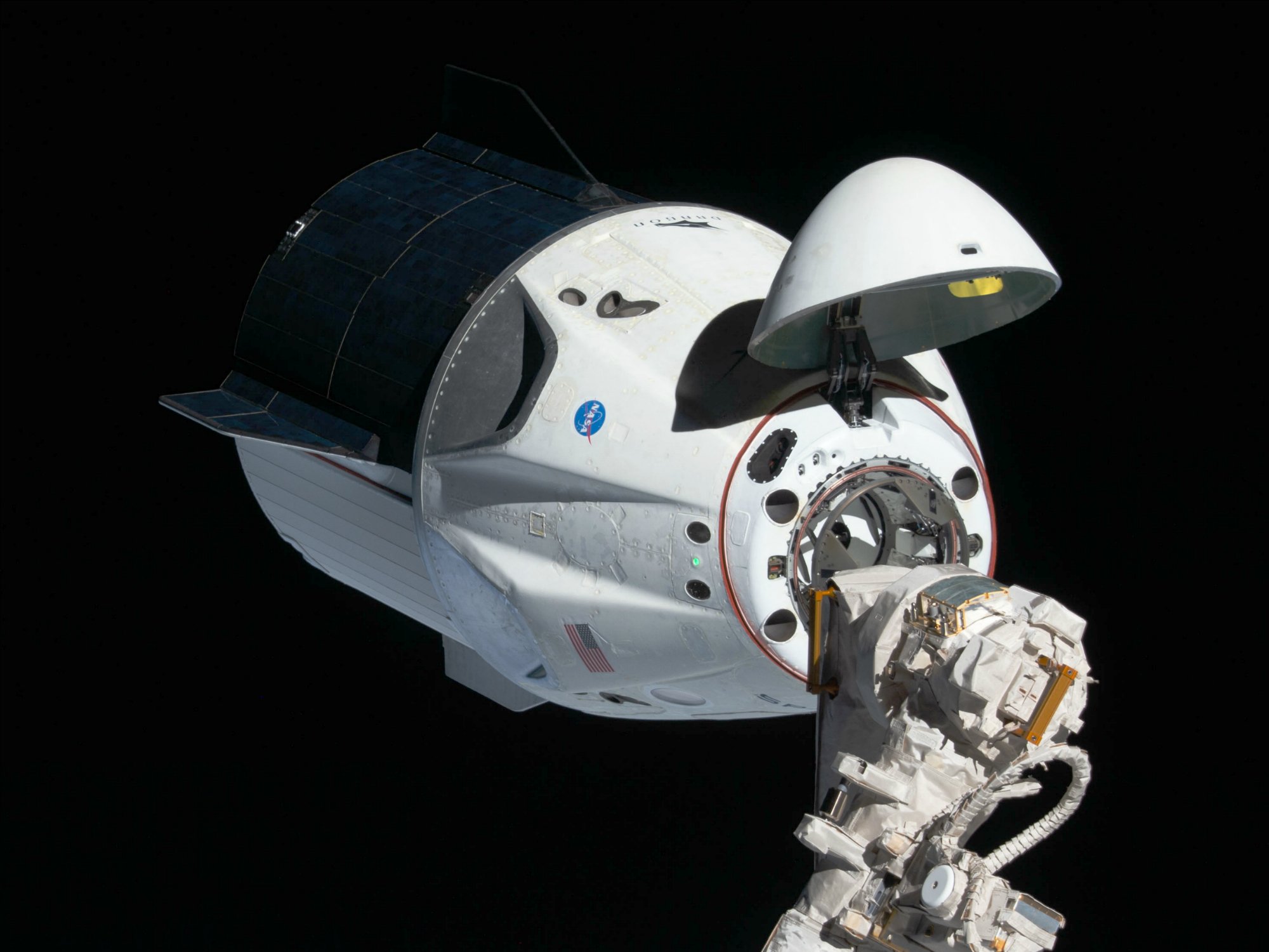 Корабель Crew Dragon успішно зістикувався з МКС