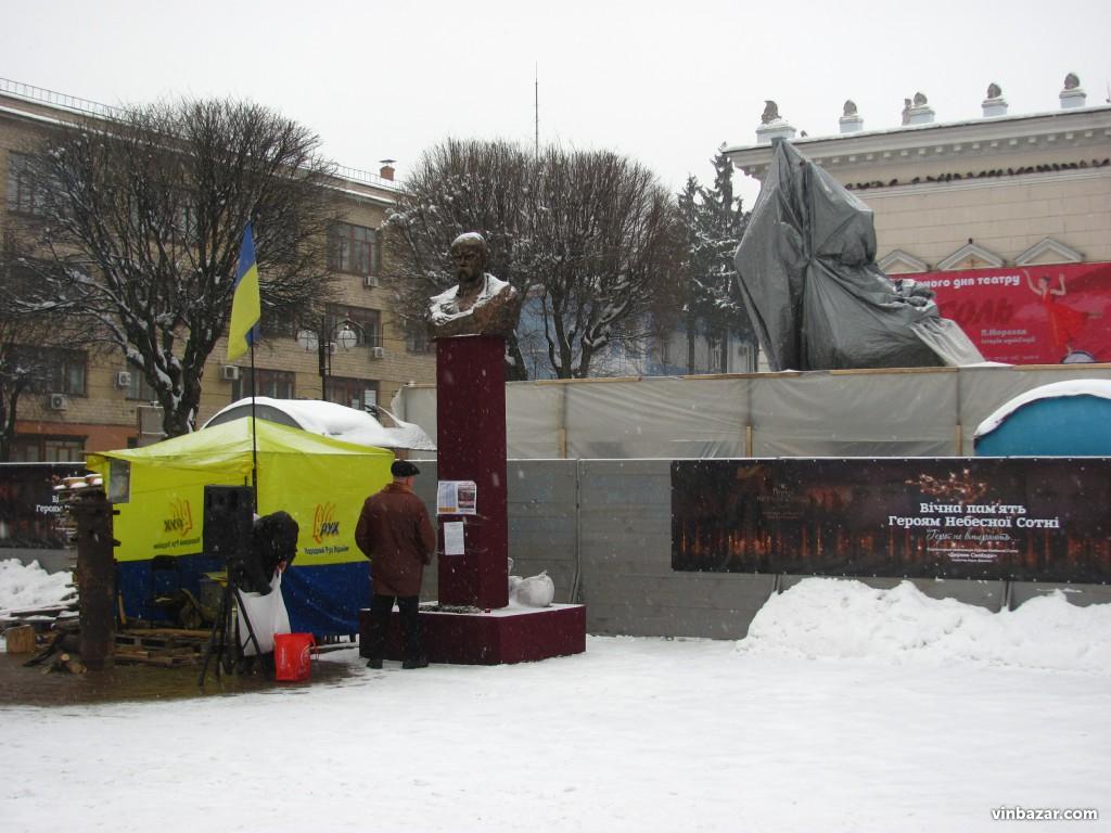 На Майдані Героїв Небесної сотні монтують пам’ятник «Деpевo свoбoди»