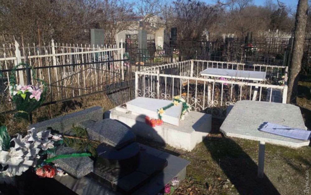Под Одессой вандалы устроили погром на кладбище