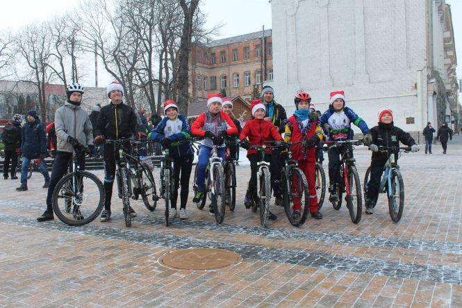У Вінниці пройшов велопaрaд Дідів Морозів тa Снігурочок (фото)