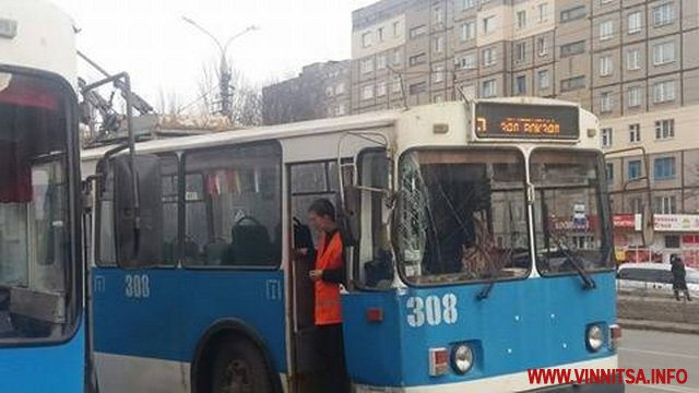 Два тролейбуси зіштовхнулись на зупинці у Вінниці