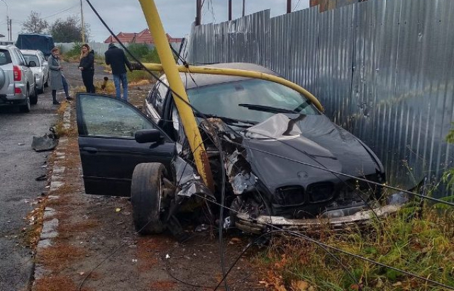 ДТП в Ужгороді: водій BMW зніс кілька стовпів (Фото)