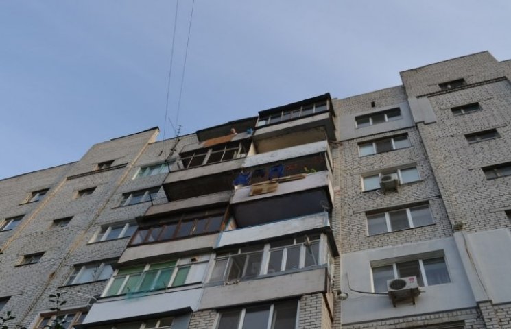 На Житомирщині чоловік випав з вікна багатоповерхівки