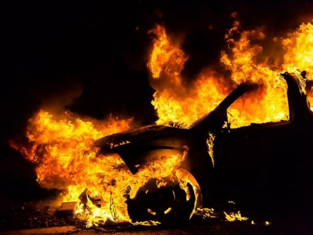 На вулиці Пирогова у Вінниці загорівся легковий автомобіль