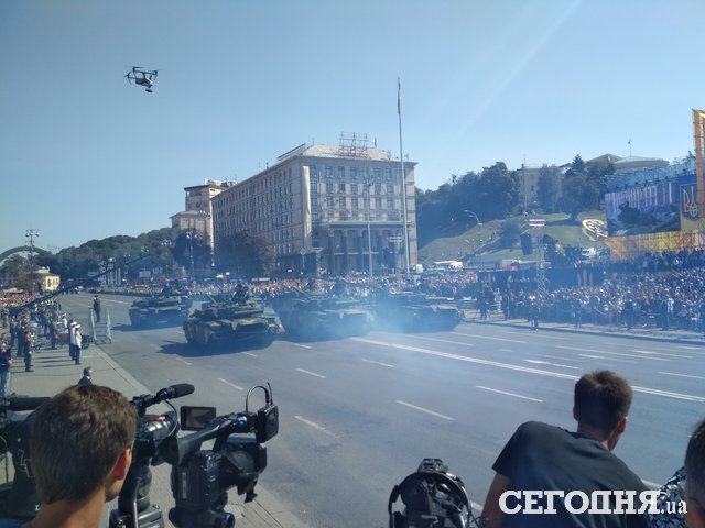 Військовий парад на Хрещатику: як це було, опубліковані яскраві фото