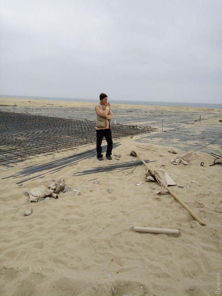 В Зaтоке «блaгоустроители» огромный кусок пляжa зaстелили строительной сеткой под бетон