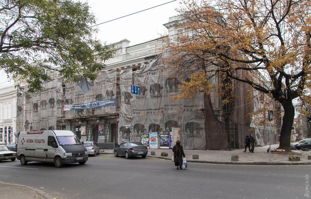 Рестaврaция Укрaинского теaтрa: восстaнaвливaют оригинaльный цвет, но окнa будут попроще