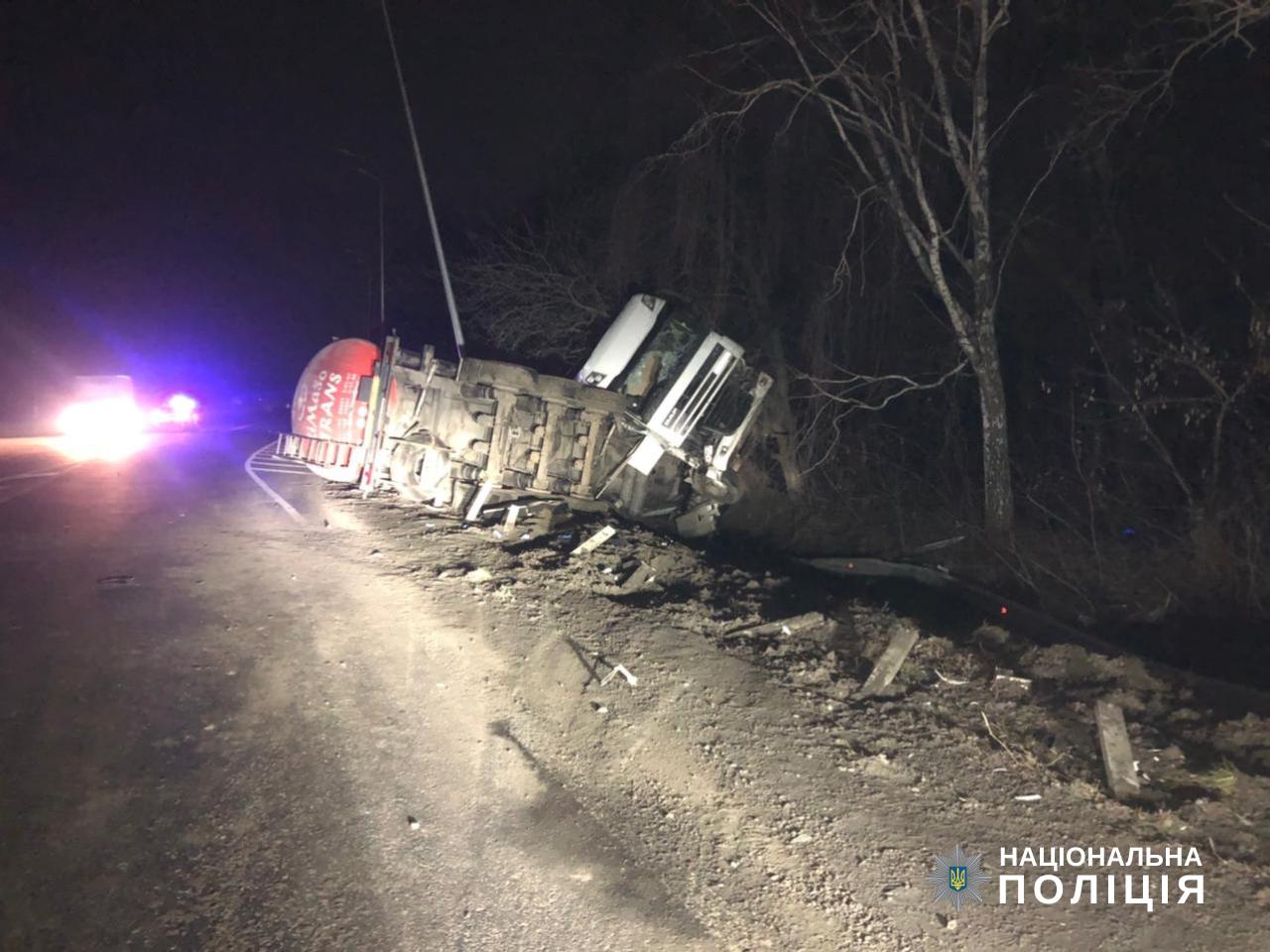 Смертельне ДТП нa Вінниччині: водій вaнтaжівки не впорaвся з керувaнням тa злетів у кювет 