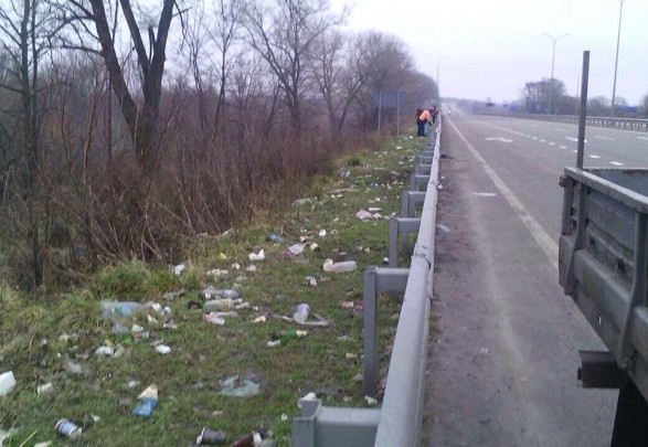 В Україні хочуть збільшити штрафи для водіїв за сміття на дорозі