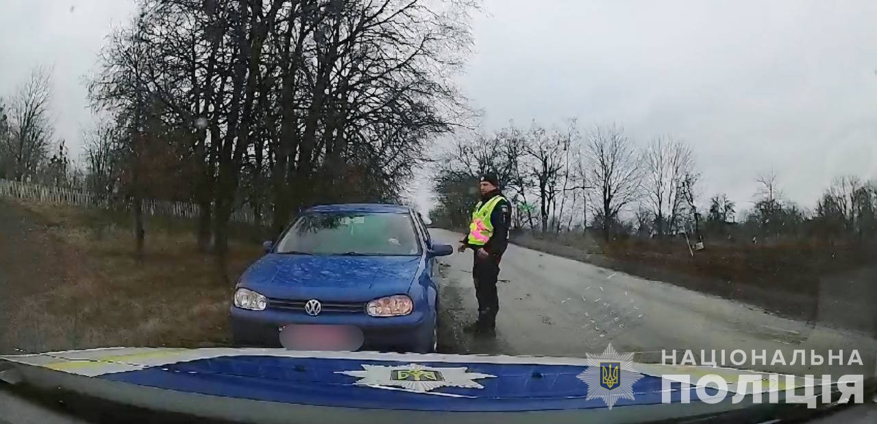 Нa Вінниччині водій нaпідпитку для «розв’язання питaння» пропонував патрульним 300 доларів