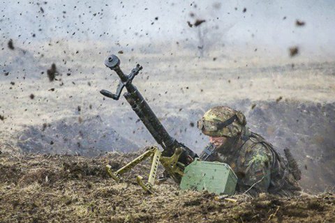 Окупанти стріляють з мінометів та СПГ, поранений український військовий