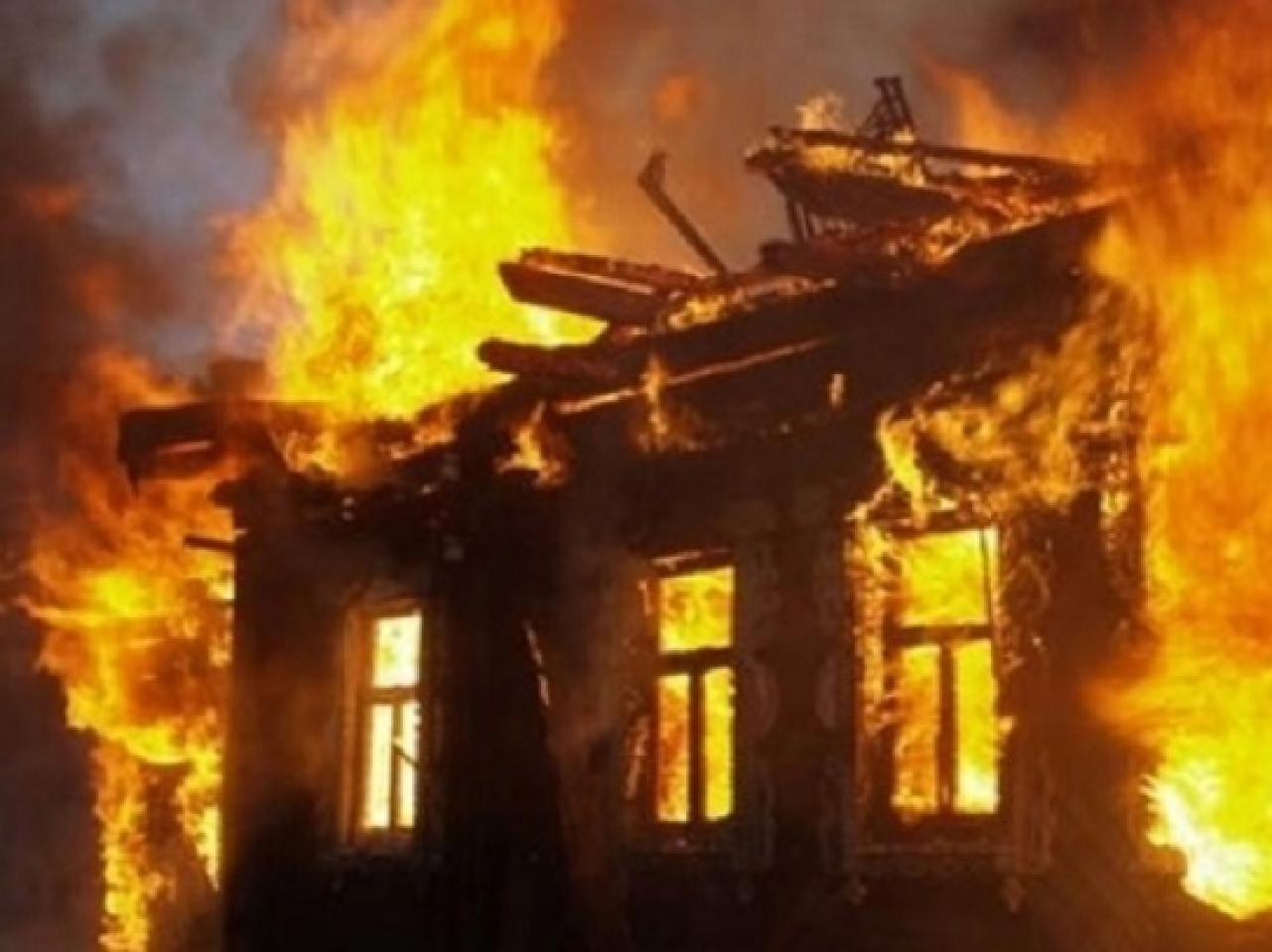 Пекельна смерть: на Прикарпатті внаслідок пожежі житлового будинку загинув господар