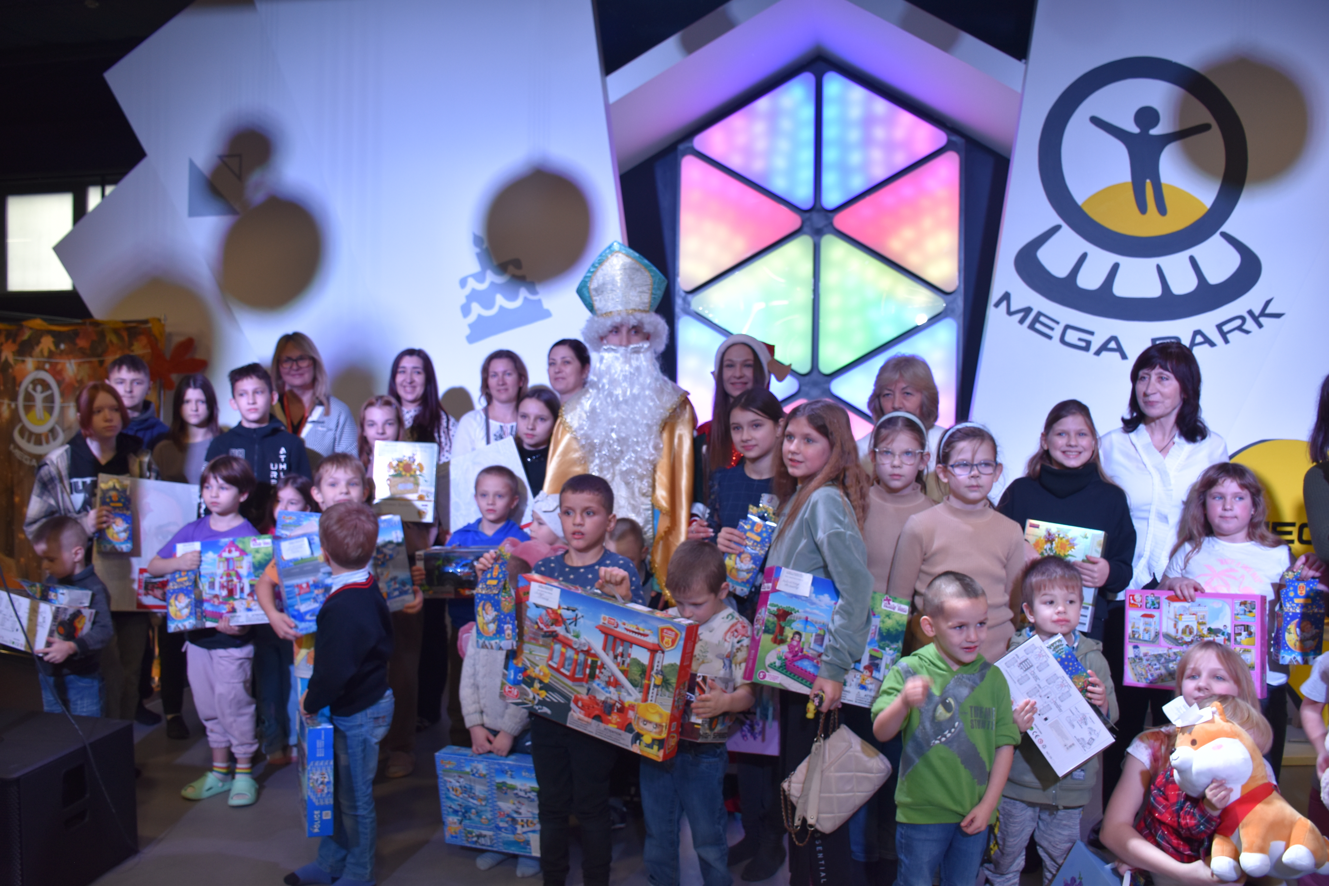 У Вінниці «за сприяння» Святого Миколая організували дітям свято