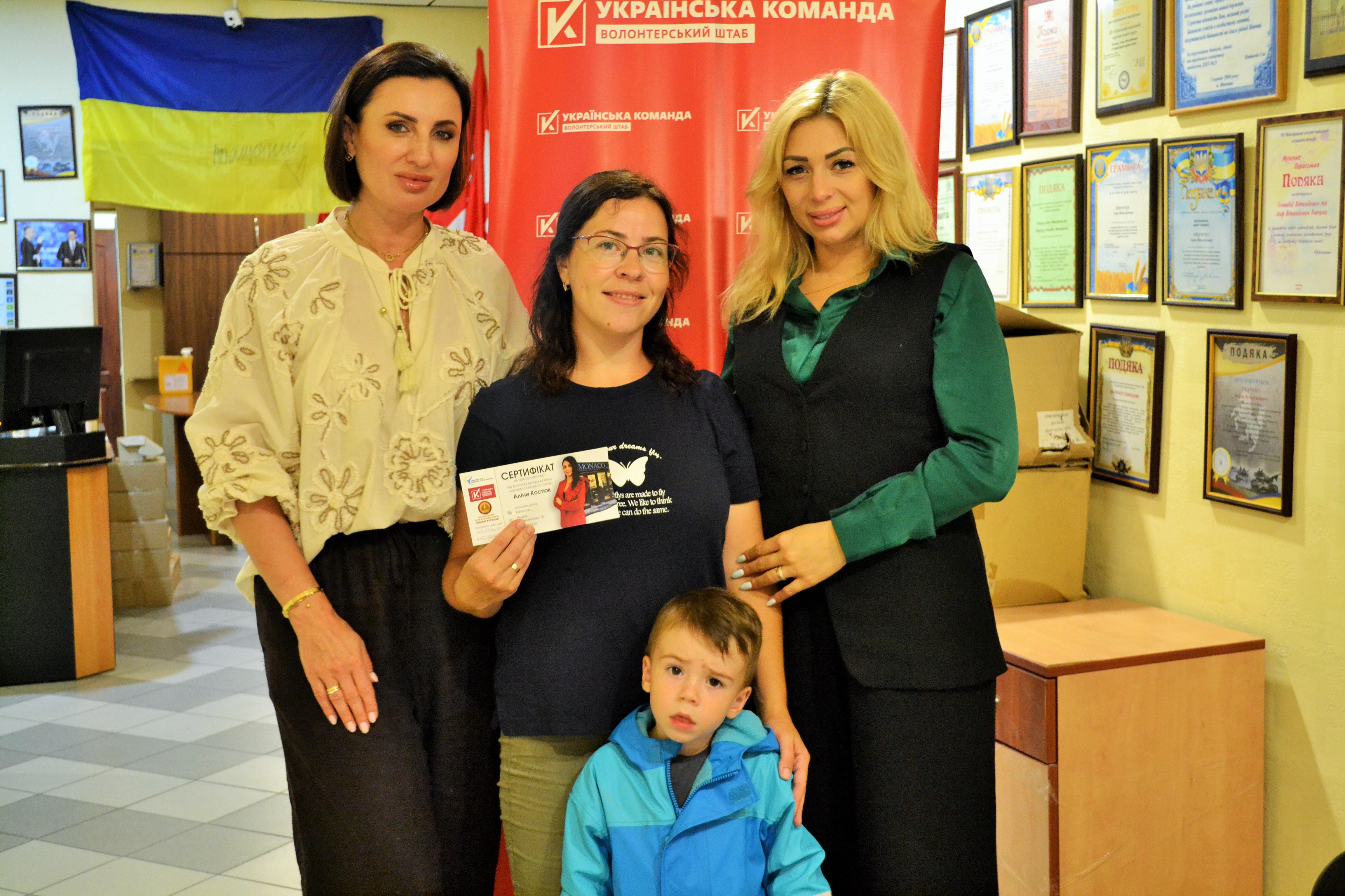 Сертифікати турботи для жінок, які тримають тил: "Українська команда" й World Woman Club Vinnytsia продовжують підтримку