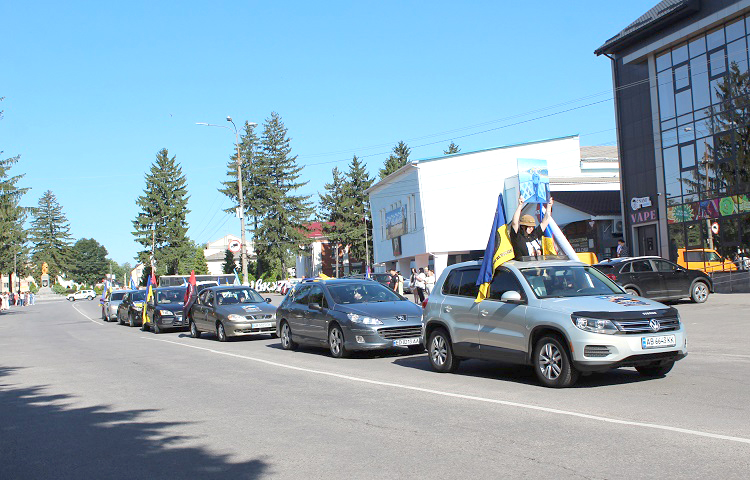 У Калинівській громаді провели автопробіг пам’яті на честь загиблого воїна Олександра Ткачука