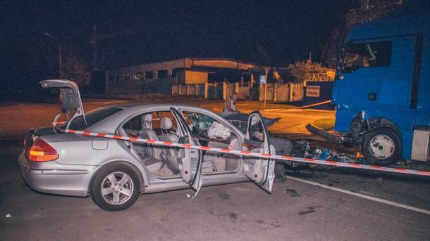 П'яне ДТП в Києві: Mercedes врізався у вантажівку (Фото)