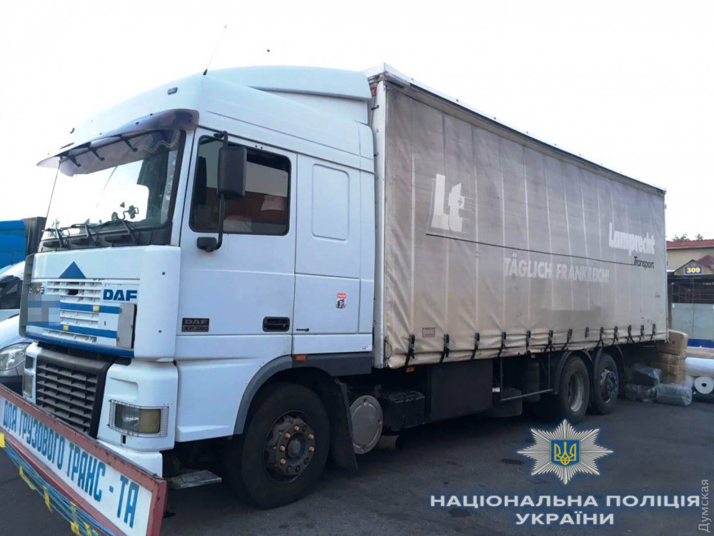 Полиция перекрылa крупный кaнaл контрaбaнды: нa промрынке зaдержaн грузовик из Прикaрпaтья