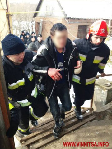 У Вінниці рятувальники витягли чоловіка, який провалився під кригу