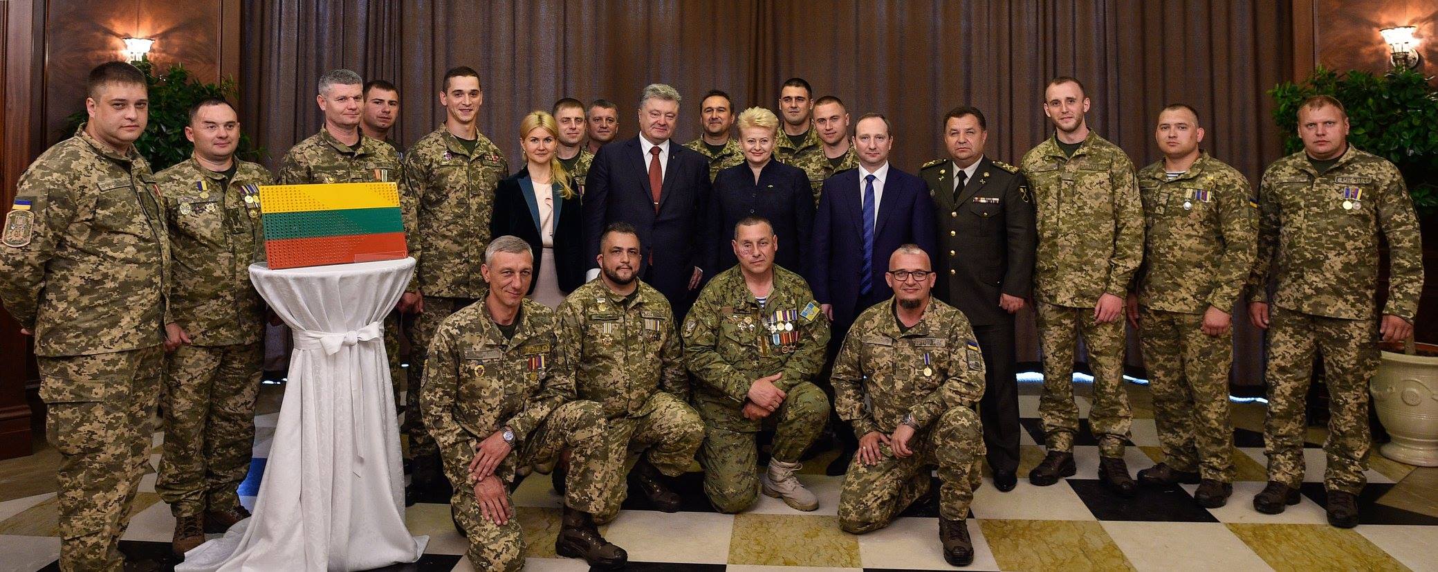 Ще 50 українських військових пройдуть лікування в Литві, - Порошенко