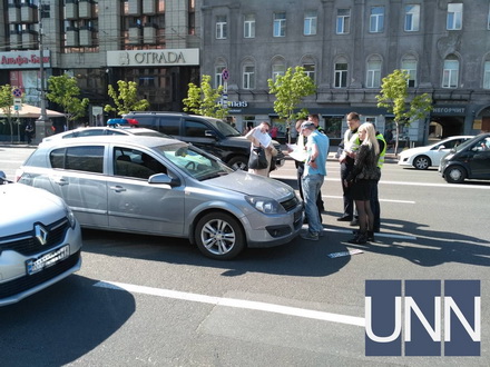 У Києві молода жінка потрапила під колеса автомобіля (Фото)